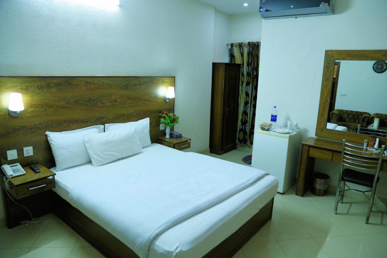Fiesta Inn Hotel & Resorts ムルターン エクステリア 写真